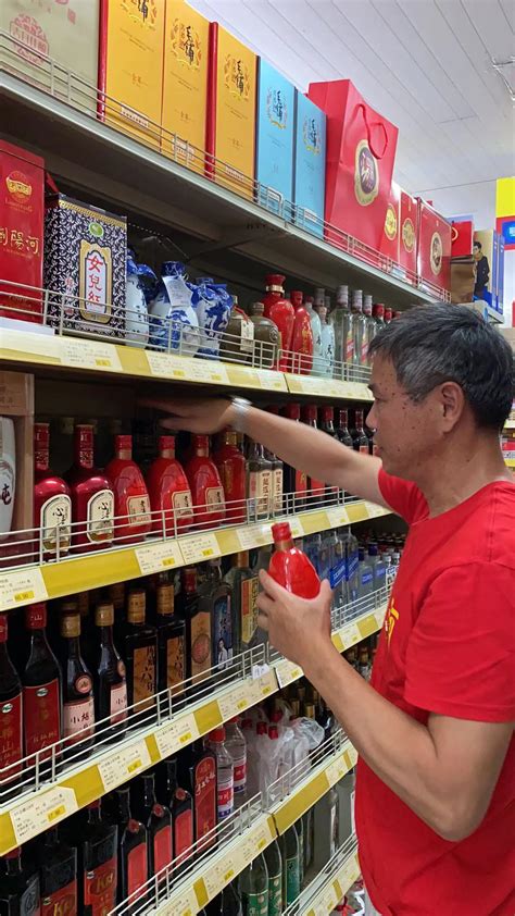 摆地摊卖红酒违法吗