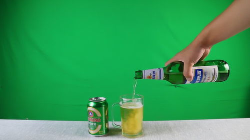 红酒和啤酒的倒法