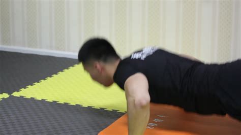俯卧撑呼吸的正确做法