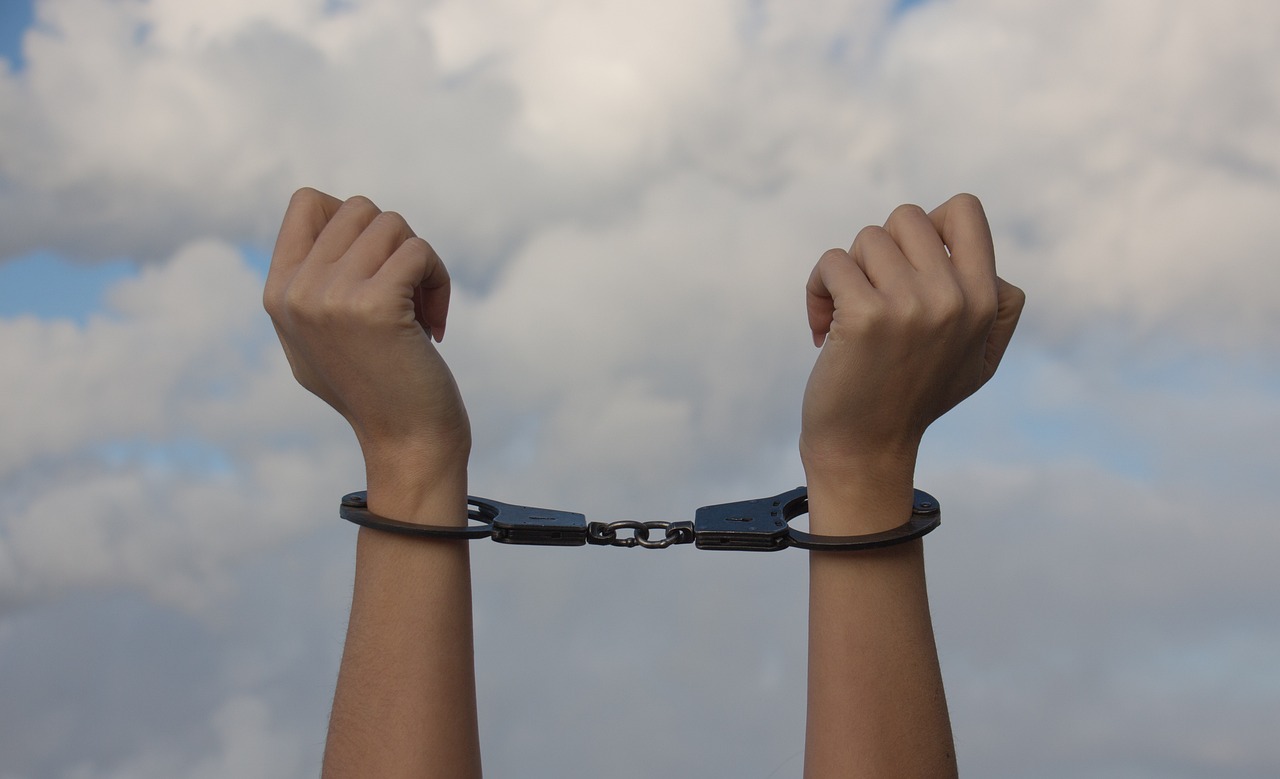 男子先后偷窃女友父亲21万现金终获刑