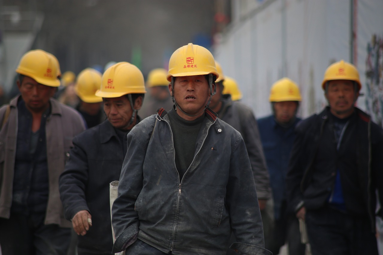 近日，安徽省某市宣布鼓励环卫工人购买住房，并提供补助契税的优惠政策。这一政策旨在改善环卫工人的居住条件，让他们能够更好地为社会做出贡献。