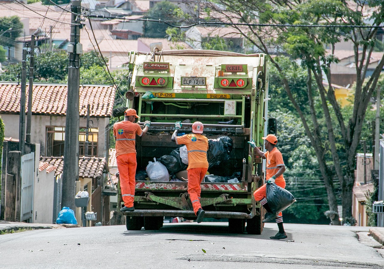 鬼火少年集体炸街，警方抓捕制止